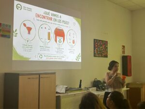 Formación sobre reciclaje de aceite usado impartida por Otro Tiempo, Otro Planeta en las instalaciones de APADIS.